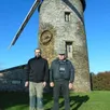 photo  paul hoinard petit fils du « père paul » avec son père marcel hoinard devant le moulin à l’arrêt. 