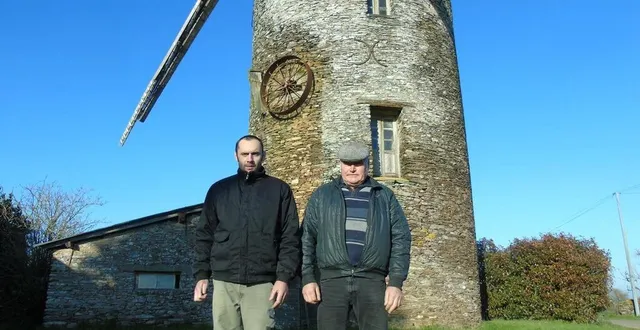 photo  paul hoinard petit fils du « père paul » avec son père marcel hoinard devant le moulin à l’arrêt.  &copy;  ouest-france 