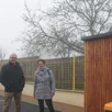 photo  le maire, gilles rabache, avec son adjointe à la vie scolaire devant le nouveau local à poubelles et la barrière qui sécurise la rue de l’école. 