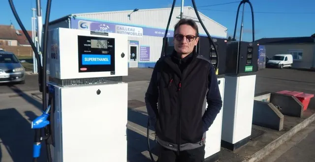 photo  pascal cailleau pose près de la pompe délivrant du super éthanol.  &copy;  le maine libre 