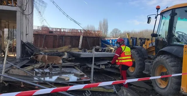 photo  une dalle de béton s’est effondrée sur un chantier à orgères, au sud de rennes, vendredi 21 janvier 2022, faisant un mort et deux blessés. un important dispositif de secours a été déployé, avec un chien formé à la recherche de corps.  &copy;  sdis 35 