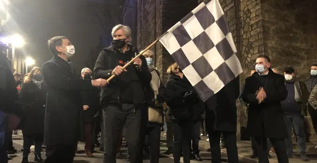 photo  drapeau à damier en main, le maire du mans stéphane le foll donnait le top départ de la seconde édition de la biennale internationale du son.  &copy;  le maine libre 