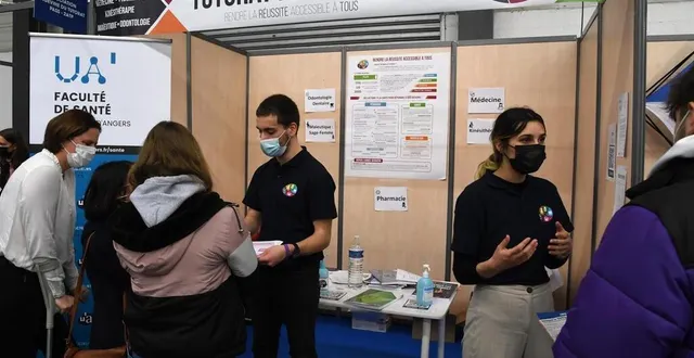 photo  angers, parc des expo, le 22 janvier 2022. etudiants en 2e année de médecine, axel et justine ont vanté les mérites du tutorat de leur association.  &copy;  laurent combet 