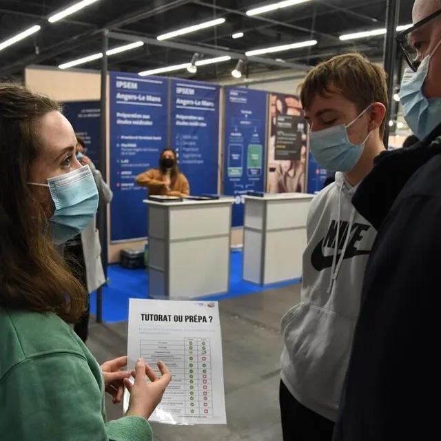 Angers, parc des Expo, le 22 janvier 2022. La présidente de la 2ATP Solveig Le Berre se livrant à un petit comparatif entre tutorat et prépa. LAURENT COMBET photo angers, parc des expo, le 22 janvier 2022. la présidente de la 2atp solveig le berre se livrant à un petit comparatif entre tutorat et prépa. © laurent combet