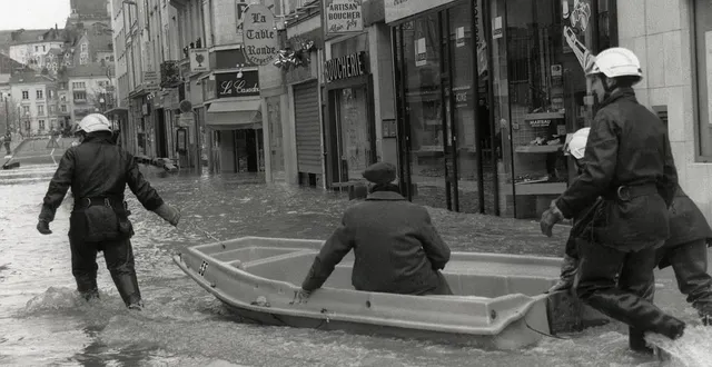photo  les pompiers en action dans la doutre, rue beaurepaire.  &copy;  archives ouest-france 