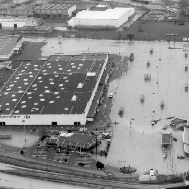 photo à angers, le parking du carrefour saint-serge sous les eaux.  ©  archives ouest-france