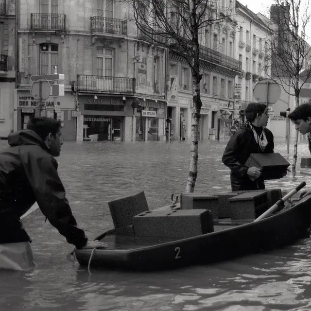 photo la place molière inondée, à angers, en 1995.  ©  archives ouest-france