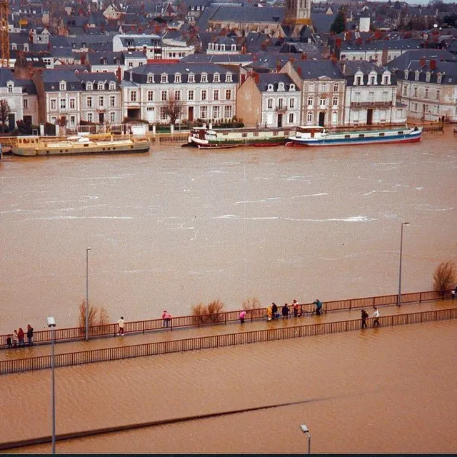 photo vu des remparts, la maine déborde et inonde le quartier de la doutre en ce mois de janvier 1995.  ©  archives ouest-france
