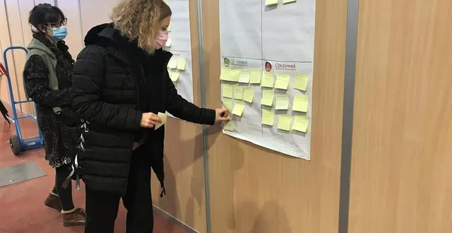 photo  après avoir échangé, les familles ont partagé leurs idées.  &copy;  ouest-france 