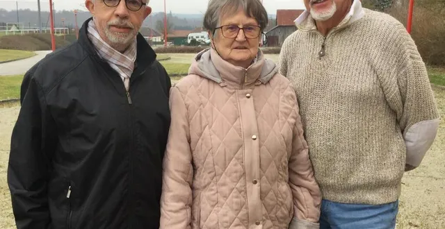 photo  marie-thérèse porcher, entourée du maire et du président, émue que l’espace de pétanque s’appelle bientôt « boulodrome robert-porcher »  &copy;  ouest-france 