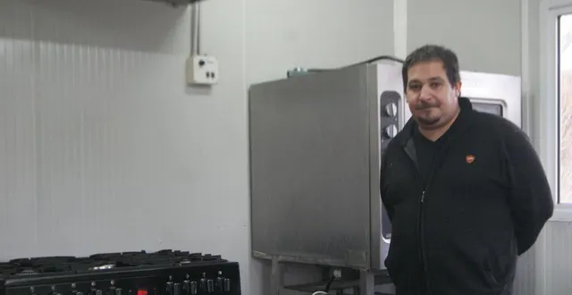 photo  c’est dans son labo au lieu-dit « les ramées » à caligny (orne) que, chaque jour, abdellah abdellaoui prépare de bons plats.  &copy;  ouest-france 