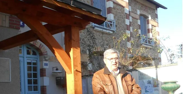 photo  le maire, joël tabareau, devant la maison qui va être transformée en mairie.  &copy;  ouest-france 