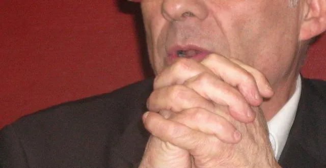 photo  vincent hulot, maire d’unecommune qui regroupe trois bourgs. : bernay, neuvy et saint-julien.  &copy;  le maine libre 