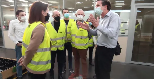 photo  christelle morançais et la délégation se font expliquer par m. kleindienst pdg de scm le savoir-faire de l’entreprise de connectivité.  &copy;  le maine libre 