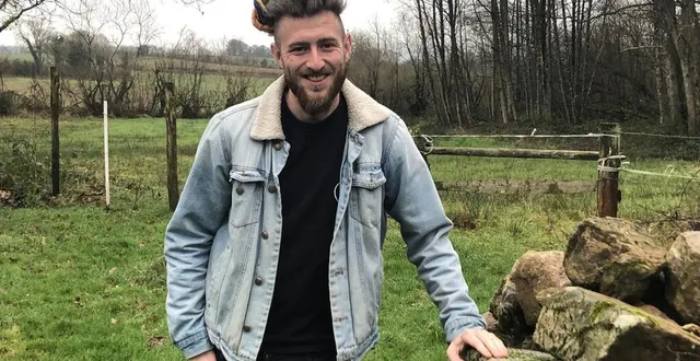 photo  à 23 ans, andré descours, a trouvé le mode de vie qui lui convient, en colocation dans une longère, à rouperroux.  &copy;  ouest-france 