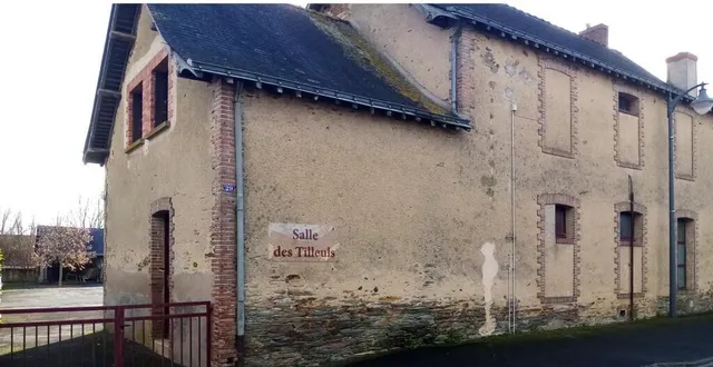 photo  c’est dans l’extrémité est de la salle des tilleuls, l’ancien logement de l’instituteur, que la maire envisage de créer une mam. 