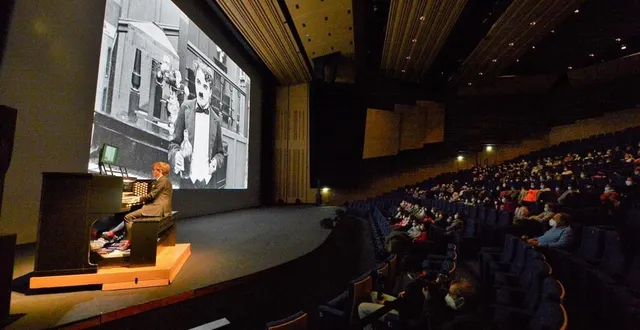 photo  le ciné-concert « charlot et buster s’évadent » avec l’organiste baptiste-florian marie-ouvrard.  &copy;  sébastien aubinaud 