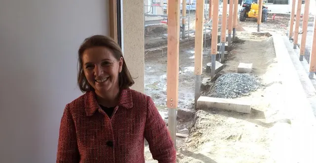 photo  véronique cantin, maire de neuville-sur-sarthe, dans les murs de la nouvelle mairie bientôt inaugurée  &copy;  le maine libre 