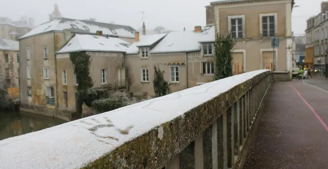 photo  une empreinte laissée dans la fine couche de neige qui a recouvert sablé-sur-sarthe, ce mardi 25 janvier 2022 au matin.  &copy;  ouest-france 
