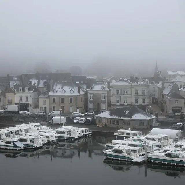 photo sablé-sur-sarthe sous une fine couche de neige, vue depuis le château, ce mardi 25 janvier 2022, au matin.  ©  ouest-france
