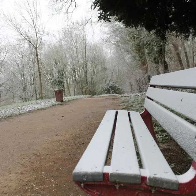 photo on pouvait distinguer cette fine couche de neige sur les bancs publics.  ©  ouest-france