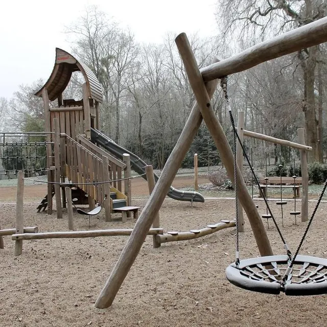 photo l’aire de jeux en bois de château a aussi été recouverte d’une fine couche neigeuse.  ©  ouest-france