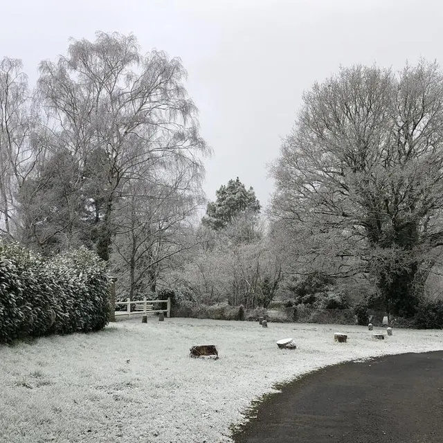 photo un paysage blanchi entre sablé-sur-sarthe et solesmes, où la neige s’est invitée. quelques kilomètres plus loin aux abords de l’abbaye, il n’y avait déjà plus de trace ou presque ce matin à 9 h 30.  ©  ouest-france