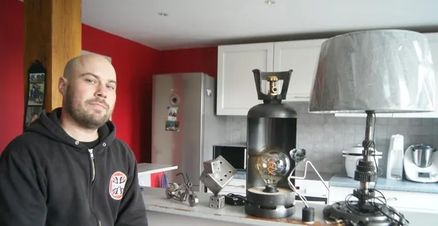 photo  kevin gosselin, avec quelques objets de sa création.  &copy;  ouest-france 