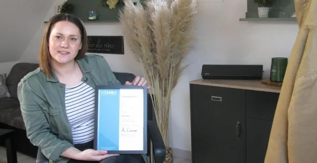 photo  andréa clément est fière de son diplôme de décoratrice délivré par l’école de design et d’art appliqué.  &copy;  ouest-france 