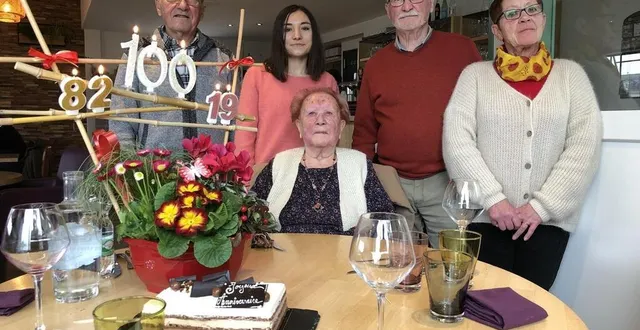photo  andrée batteux a soufflé ses 100 bougies au restaurant la terrasse à sablé-sur-sarthe avant d’avoir les honneurs de la visite de nicolas leudière, le maire, mercredi 26 janvier.  &copy;  ouest-france 