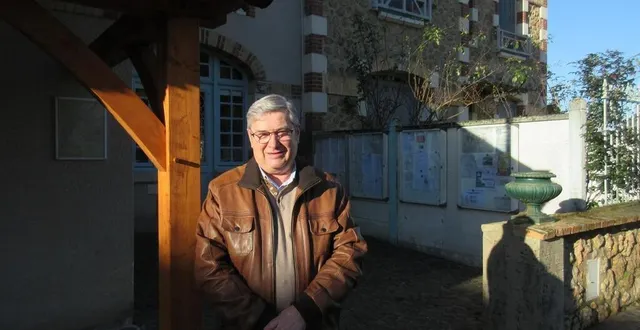 photo  le maire joël tabareau devant la future extension de la mairie.  &copy;  le maine libre 