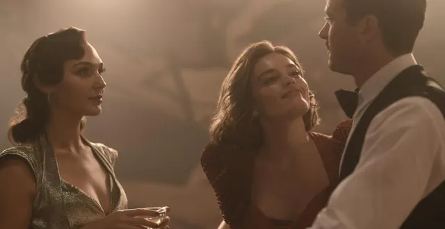 photo  l’actrice, originaire de sarthe, emma mackey, au centre, aux côtés d’armie hammer et gal gadot, deux autres personnages principaux de « mort sur le nil ».  &copy;  twentieth century fox film corporation 