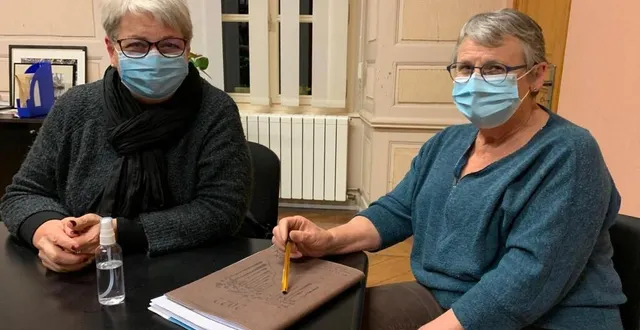 photo  marie-agnès cayron, adjointe notamment à la communication, et ghislaine leviau, maire, présentent les grandes lignes de l’année 2022.  &copy;  ouest-france 