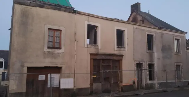 photo  les travaux de démolition de l’ancien bar-restaurant ont commencé afin de faire place à une maison d’assistantes maternelles qui pourra accueillir 16 enfants.  &copy;  le maine libre 
