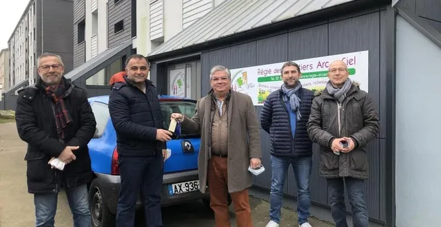 photo  enedis a remis, ce mercredi 26 janvier 2022, les clés d’une renault clio à l’association de la régie des quartiers arc-en-ciel à flers, dans l’orne.  &copy;  ouest-france 