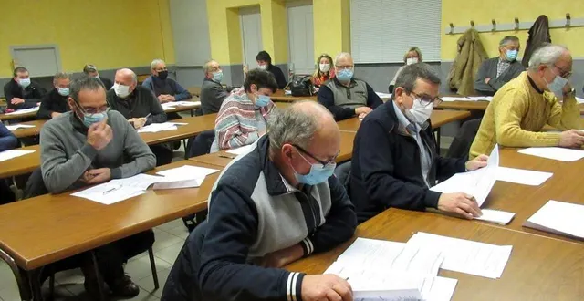 photo  une partie de l’assemblée durant le conseil communautaire. au premier rang des élus de carrouges (dont plusieurs projets ont été débattus pour la commune) à partir de la gauche : patrick delahaye, adjoint ; pierre chivard, maire et christian thibouville, adjoint.  &copy;  ouest-france 