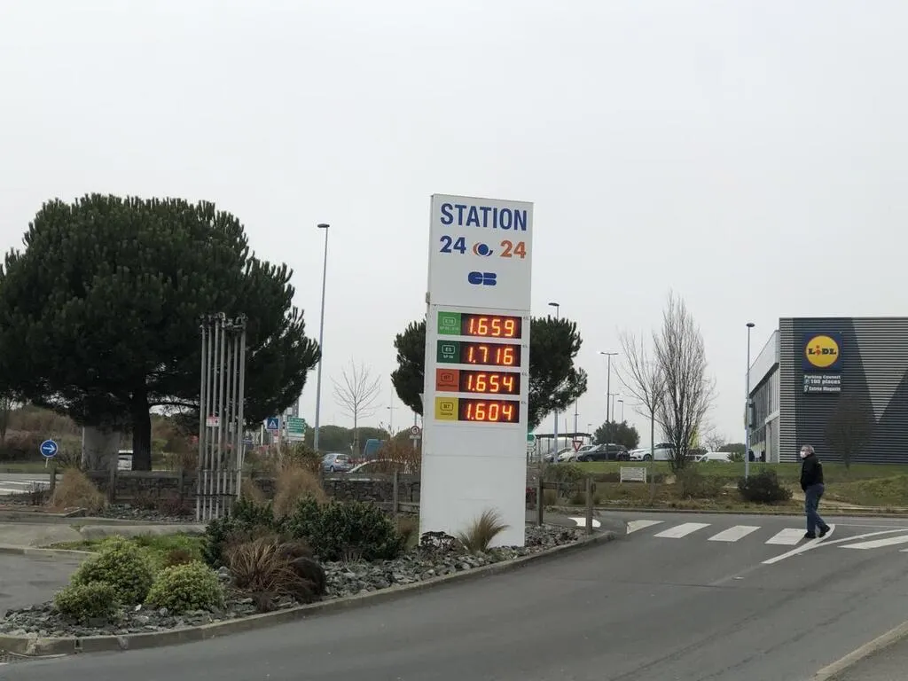 Prix Carburant Leclerc La Roche Sur Yon Sud La Roche-sur-Yon. Hausse du coût du carburant : « On fait super attention »  - La Roche sur Yon.maville.com