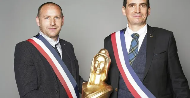 photo  une marianne d’or a concrétisé, en 2021, le travail des deux maires, julien salliot et maxime guilmin.il reste encore la cérémonie officielle à mettre en place qui n’a pu se faire pour cause de pandémie.  &copy;  ouest-france 