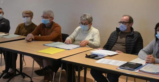 photo  de droite à gauche : patricia jinjolet, philippe chartier, patricia jinjolet, jean tison et deux membres d’association.  &copy;  ouest-france 