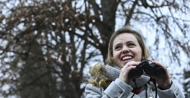 photo  le mans, jeudi 27 janvier 2022. les jumelles, outil indispensable pour l’observation des oiseaux. amandine cartier, responsable de la vie associative de la lpo sarthe.  &copy;  le maine libre – denis lambert 