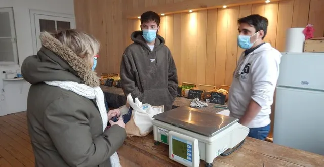 photo  stéphane et élie, bénévoles, accueillent une cliente.  &copy;  le maine libre 