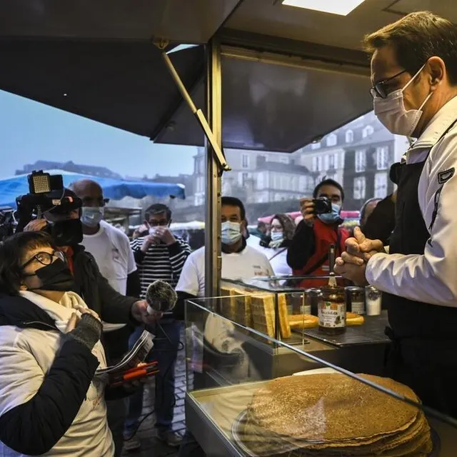 Sous les caméras, la présidente de la FNSEA a rencontré les commerçants et producteurs du marché des Jacobins. À quelques dizaines de mètres de là , s’ouvrait le procès de neuf militants antispécistes. Le Maine Libre – Denis LAMBERT photo sous les caméras, la présidente de la fnsea a rencontré les commerçants et producteurs du marché des jacobins. à quelques dizaines de mètres de là , s’ouvrait le procès de neuf militants antispécistes. © le maine libre – denis lambert