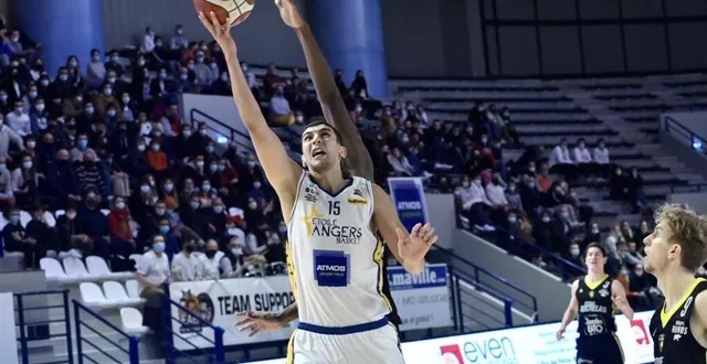 photo  karim gourari a inscrit 12 points face aux rochelais.  &copy;  sébastien aubinaud 