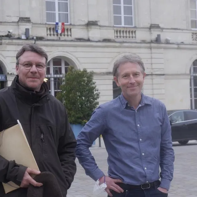 photo lionel goyeau, auto-entrepreneur missionné par la ville de sablé-sur-sarthe, et xavier fallard, élu en charge du dossier.  ©  le maine libre