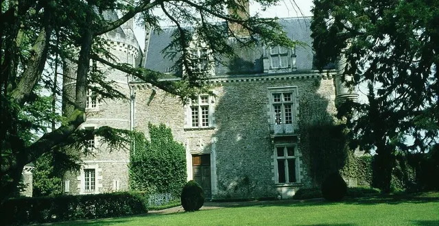 photo  château de villevêque, façade sur le parc, années 1980.  &copy;  cliché d. duclaux. archives patrimoniales angers, 13 num 44 