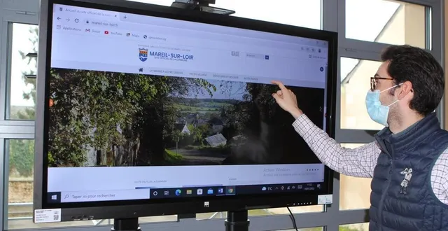 photo  l’écran numérique est en fonction à la mairie de mareil depuis peu.  &copy;  le maine libre 