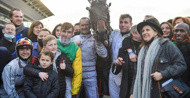 photo  la famille bazire est réunie autour de nicolas, vainqueur du prix d’amérique 2022.  &copy;  afp 