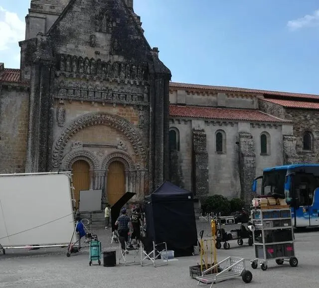 photo l’équipe du réalisateur hugo thomas a tourné des scènes du film « l’appel du devoir », devant l’église de vouvant, en vendée.  ©  archives ouest-france