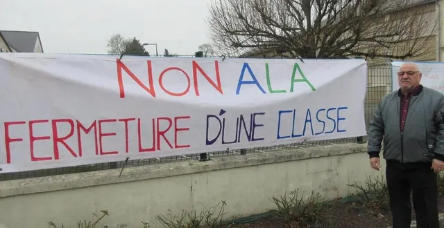photo  gérard richard veut garder quatre classes dans l’école.  &copy;  le maine libre 