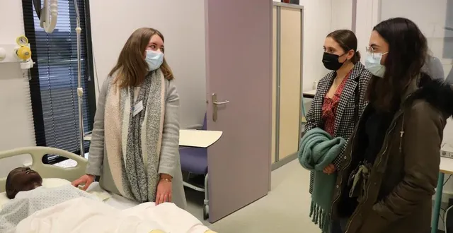photo  dans une chambre de l’ifsi de la flèche où ont lieu les travaux pratiques, clarisse (à gauche), en troisième année, présente l’école à deux terminales, samedi 29 janvier 2022.  &copy;  ouest-france 